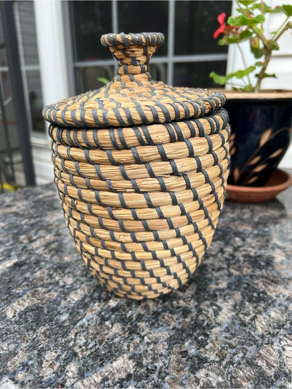 Sweet Grass Woven Basket w/ Lid cylinder shape 8”x5.5”